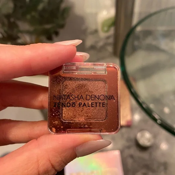 3 pallets 2 small eyeshadow ( circle one is a crème shadow) - Picture 5 of 6